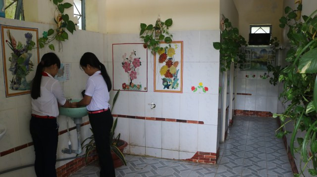 Nhà vệ sinh Trường TH An Thạnh 2A có cây xanh, có loa phát nhạc nhẹ nên HS rất thích thú