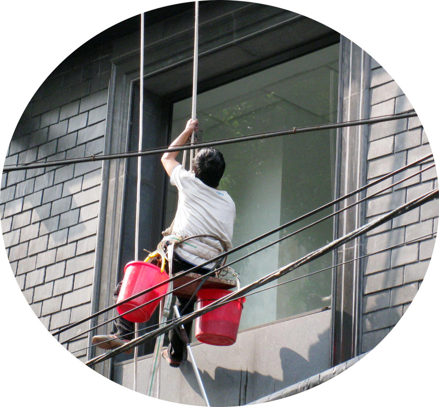 Luồn lách giữa những búi dây điện chằng chịt Luồn lách giữa những búi dây điện chằng chịt