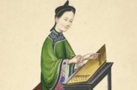 Tranh vẽ một người phụ nữ chơi nhạc cụ guzheng.