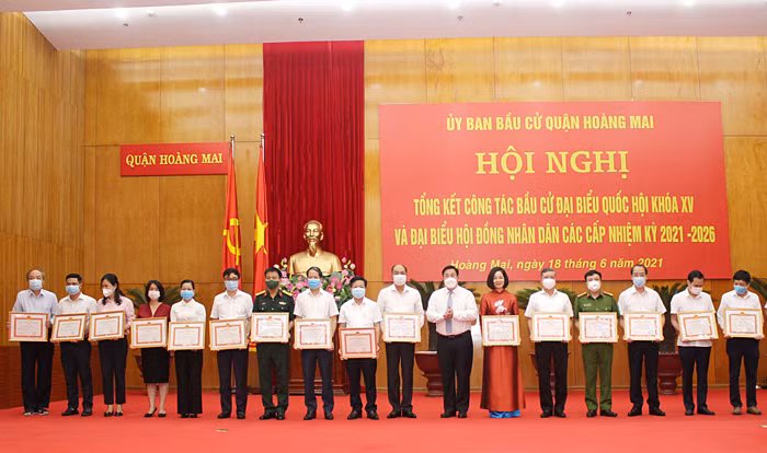 Bí thư Quận ủy Hoàng Mai Nguyễn Quang Hiếu trao khen thưởng cho các tập thể, cá nhân