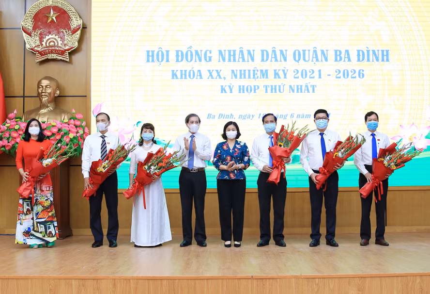 Phó Bí thư Thường trực Thành ủy Hà Nội Nguyễn Thị Tuyến tặng hoa chúc mừng Chủ tịch, Phó Chủ tịch HĐND, UBND quận Ba Đình trúng cử