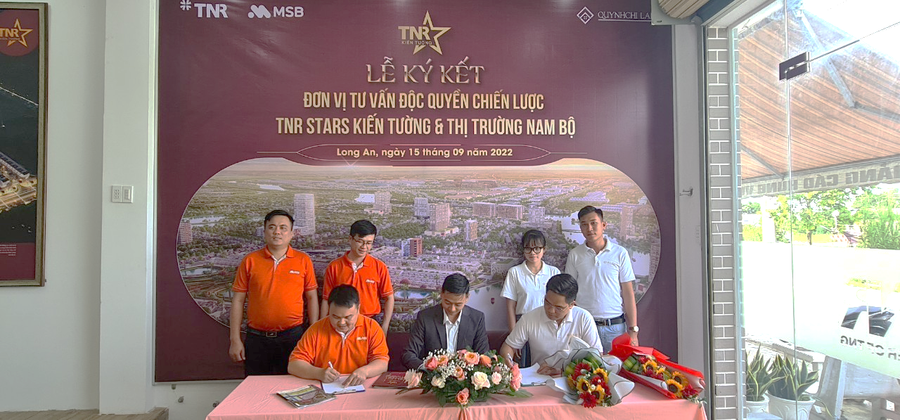 Đại diện chủ đầu tư ký kết với đơn vị tư vấn độc quyền dự án Quỳnh Chi Land (thành viên QCL Group). Đại diện chủ đầu tư ký kết với đơn vị tư vấn độc quyền dự án Quỳnh Chi Land (thành viên QCL Group).