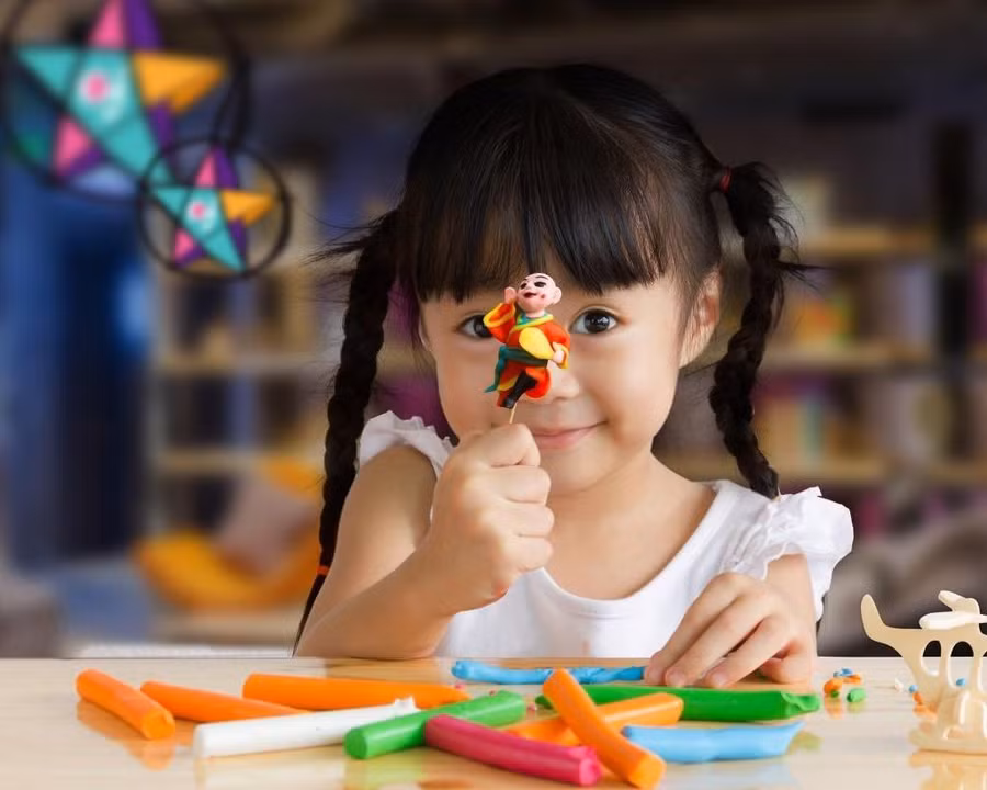 Em bé thích thú nặn tò he tại JO247 Lounge.