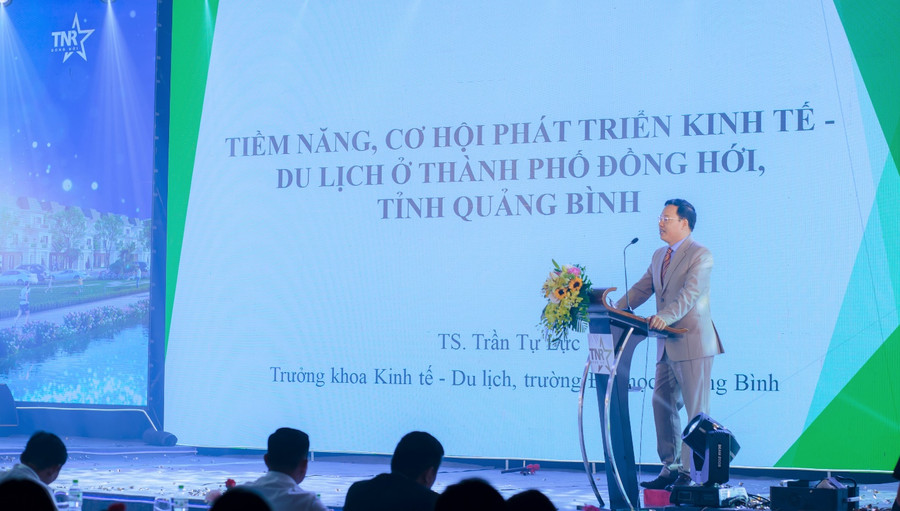 Tiến sĩ Trần Tự Lực - Trưởng khoa Kinh tế - Du lịch, trường Đại học Quảng Bình phát biểu tại sự kiện. Tiến sĩ Trần Tự Lực - Trưởng khoa Kinh tế - Du lịch, trường Đại học Quảng Bình phát biểu tại sự kiện.