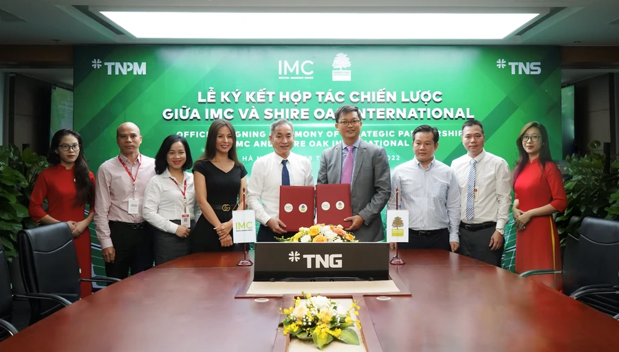 Đại diện IMC và Shire Oak International ký kết hợp tác chiến lược