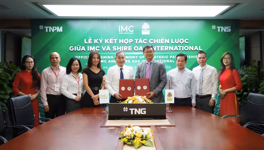 Đại diện IMC và Shire Oak International ký kết hợp tác chiến lược