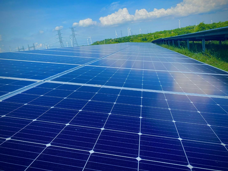 Những tấm pin “bắt nắng thành điện”