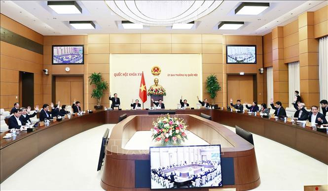 Ủy ban Thường vụ Quốc hội biểu quyết thông qua dự thảo Nghị quyết.. Ảnh: Doãn Tấn/TTXVN