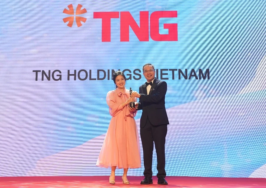 Đại diện TNG Holdings Vietnam trên sân khấu Lễ trao giải thưởng “Nơi làm việc tốt nhất châu Á” – HRAA 2022 tối 11/8