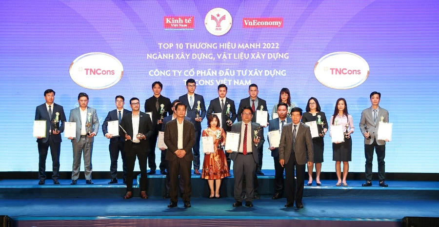 Đại diện TNCons Vietnam nhận chứng nhận Top 10 Thương hiệu mạnh Ngành Xây Dựng – Vật liệu xây dựng từ ban tổ chức. 