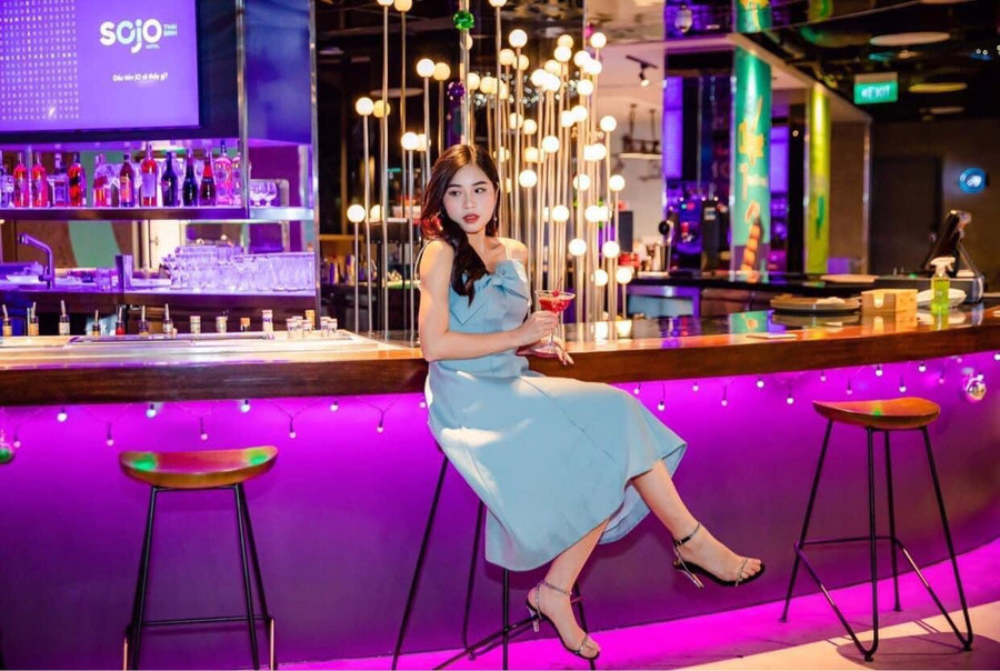 Quầy bar lung linh ánh sáng là điểm check-in được nhiều bạn trẻ yêu thích khi đến JO247 Lounge. Quầy bar lung linh ánh sáng là điểm check-in được nhiều bạn trẻ yêu thích khi đến JO247 Lounge.