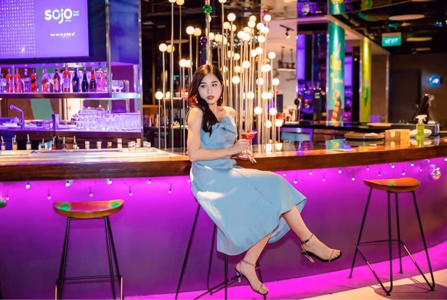Quầy bar lung linh ánh sáng là điểm check-in được nhiều bạn trẻ yêu thích khi đến JO247 Lounge.