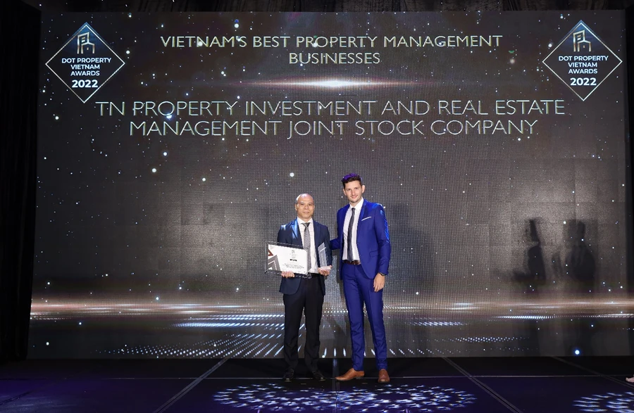 Đại diện TNPM nhận giải thưởng từ Ban tổ chức Dot Property Vietnam Awards 2022.