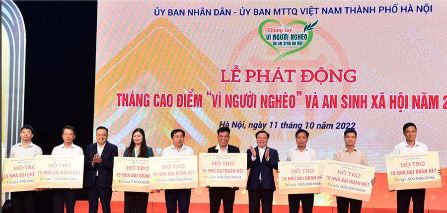 Bí thư Thành ủy Hà Nội Đinh Tiến Dũng, Chủ tịch UBND thành phố Hà Nội Trần Sỹ Thanh trao hỗ trợ cho các gia đình có hoàn cảnh khó khăn Bí thư Thành ủy Hà Nội Đinh Tiến Dũng, Chủ tịch UBND thành phố Hà Nội Trần Sỹ Thanh trao hỗ trợ cho các gia đình có hoàn cảnh khó khăn