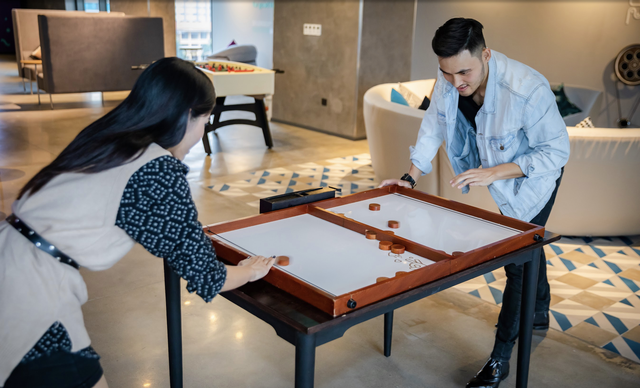 Nhóm bạn trẻ chơi trò bi lắc, ô ăn quan, cờ búng tại JO247 lounge. Nhóm bạn trẻ chơi trò bi lắc, ô ăn quan, cờ búng tại JO247 lounge.