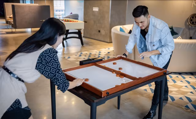 Nhóm bạn trẻ chơi trò bi lắc, ô ăn quan, cờ búng tại JO247 lounge.