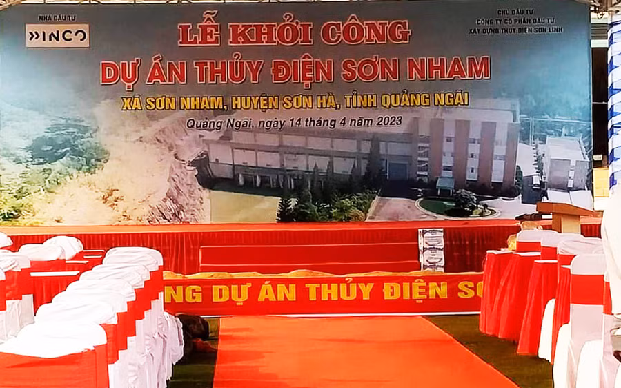 Chính quyền huyện Sơn Hà đã yêu cầu tháo dỡ rạp tổ chức lễ khởi công, ngay trong đêm. Ảnh CQCA.