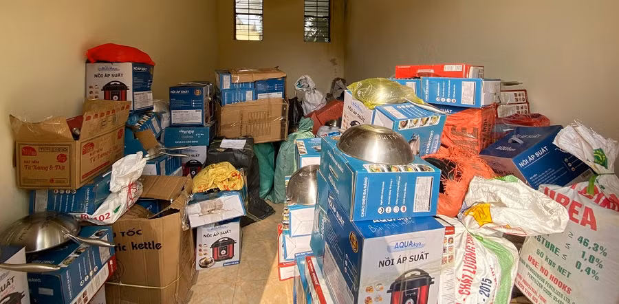 Những sản phẩm mà nhóm người lừa bán cho người dân. (Ảnh: CANA)