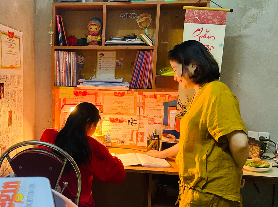 Cô giáo Cao Thị Tâm (áo vàng) trong một buổi ghé thăm góc học tập của học sinh. Cô giáo Cao Thị Tâm (áo vàng) trong một buổi ghé thăm góc học tập của học sinh.