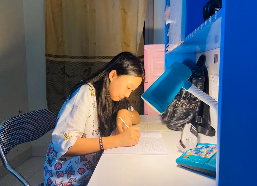 Nữ sinh Lê Huyền Trang (lớp 8A) trong giờ học bài. Ảnh: LT.