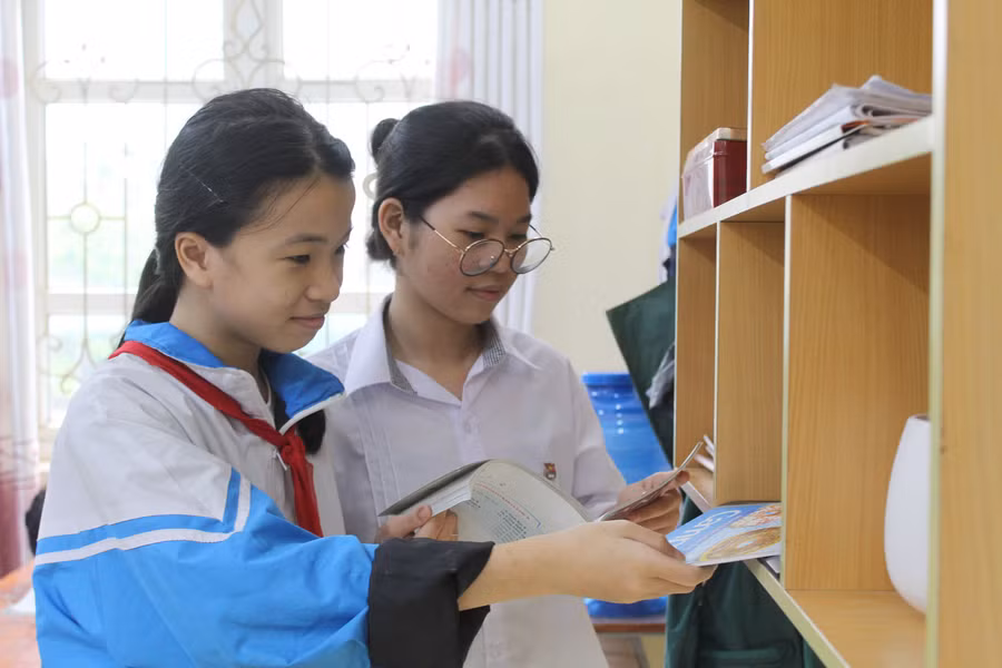 Lê Thị Hà My (áo trắng) và Nguyễn Thị Nhung cùng nuôi ước mơ thi đỗ vào trường chuyên của tỉnh. Ảnh: LT