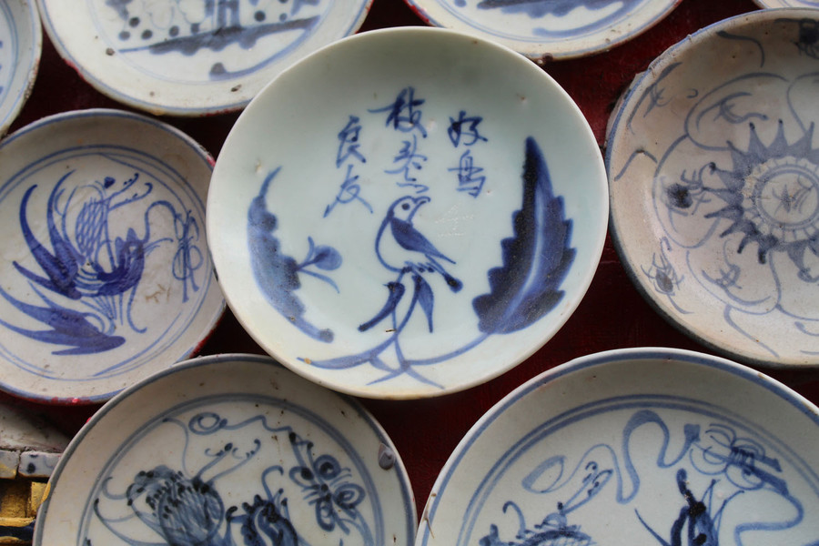 Những chiếc đĩa có họa tiết đa dạng, độc đáo như đĩa chim phượng, bát quái, lá lật... Ảnh: LT.