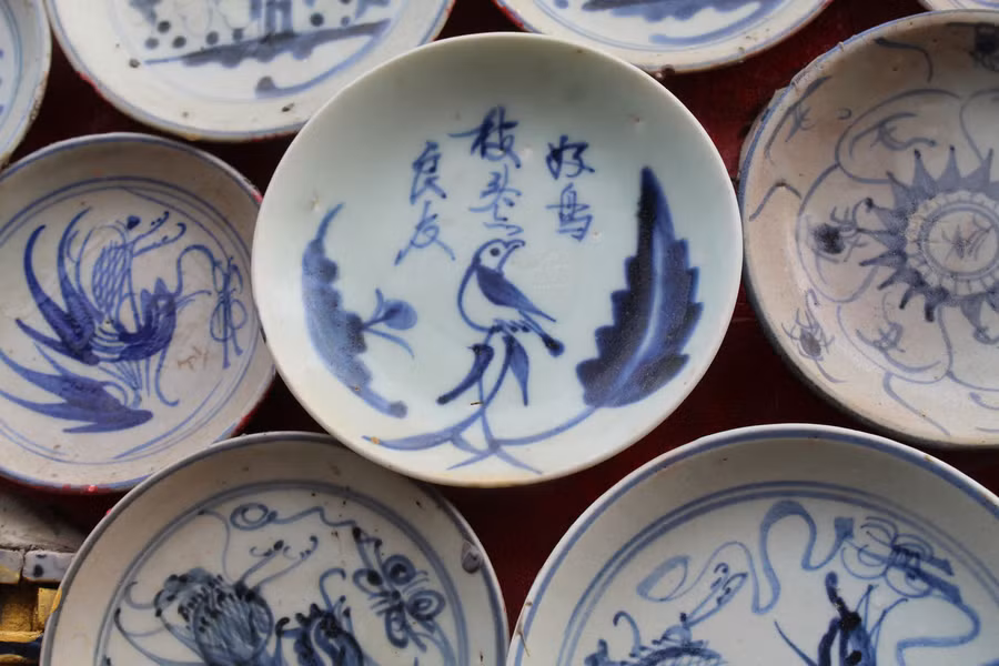 Những chiếc đĩa có họa tiết đa dạng, độc đáo như đĩa chim phượng, bát quái, lá lật... Ảnh: LT.