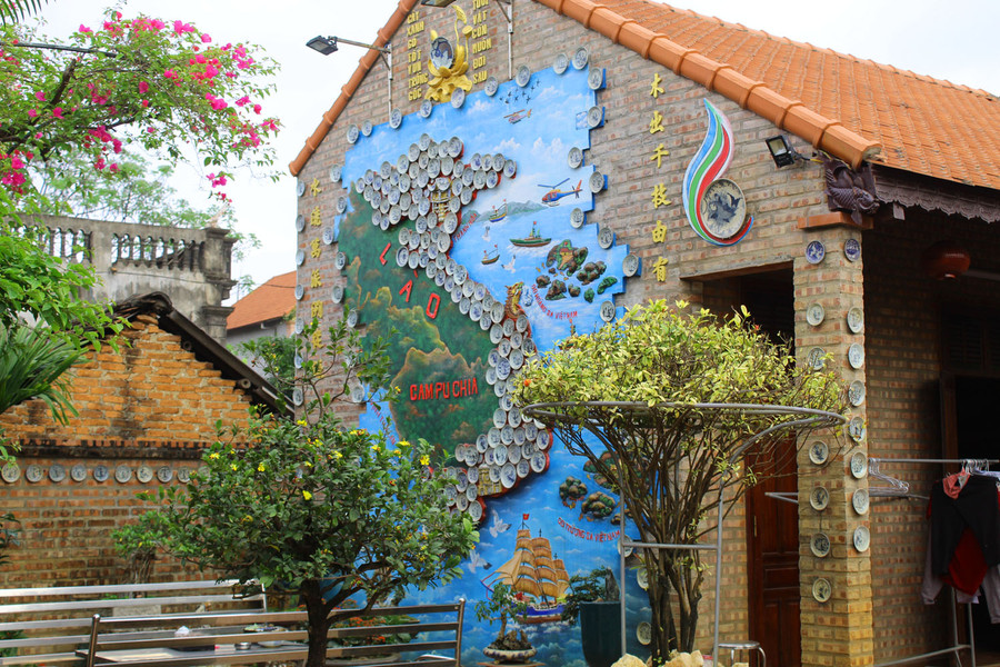 Tổng thể bức tranh bản đồ Việt Nam được ghép từ hàng trăm chiếc đĩa có niên đại từ vài chục đến cả trăm năm. Ảnh: LT.