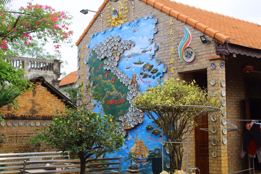 Tổng thể bức tranh bản đồ Việt Nam được ghép từ hàng trăm chiếc đĩa có niên đại từ vài chục đến cả trăm năm. Ảnh: LT.