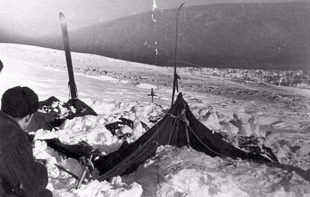 Khu lều rách nát của nhóm leo núi