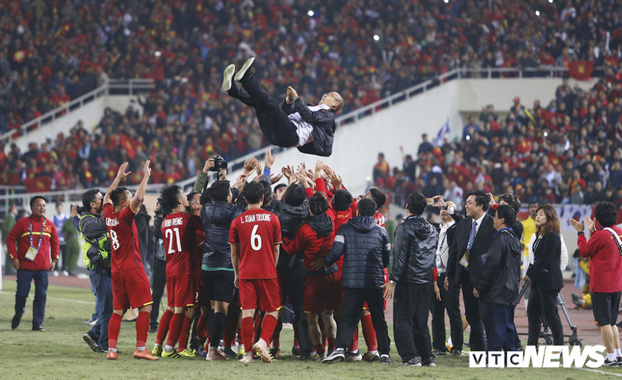 HLV Park Hang Seo sống trong cảm giác hạnh phúc với những chiến tích vinh quang cùng các đội tuyển Việt Nam HLV Park Hang Seo sống trong cảm giác hạnh phúc với những chiến tích vinh quang cùng các đội tuyển Việt Nam