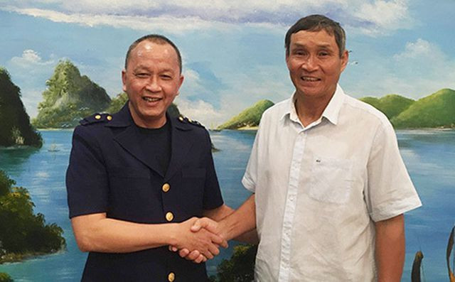 Tân trưởng Ban bóng đá nữ VFF Phạm Thanh Hùng (trái) tặng 300 triệu đồng cho đội tuyển nữ Việt Nam, trước khi đoàn quân của HLV Mai Đức Chung đi tập huấn, rồi tham dự giải Đông Nam Á vào tháng sau Tân trưởng Ban bóng đá nữ VFF Phạm Thanh Hùng (trái) tặng 300 triệu đồng cho đội tuyển nữ Việt Nam, trước khi đoàn quân của HLV Mai Đức Chung đi tập huấn, rồi tham dự giải Đông Nam Á vào tháng sau