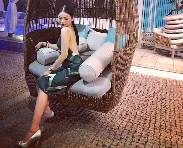 Thiết kế đầm xanh cổ yếm mong manh mang đến vẻ ngoài yêu kiều, quyến rũ.