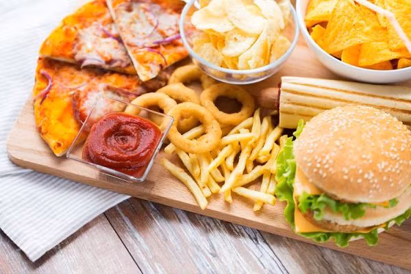 Khi bị sốt xuất huyết, hãy kiêng thực phẩm nhiều dầu mỡ.