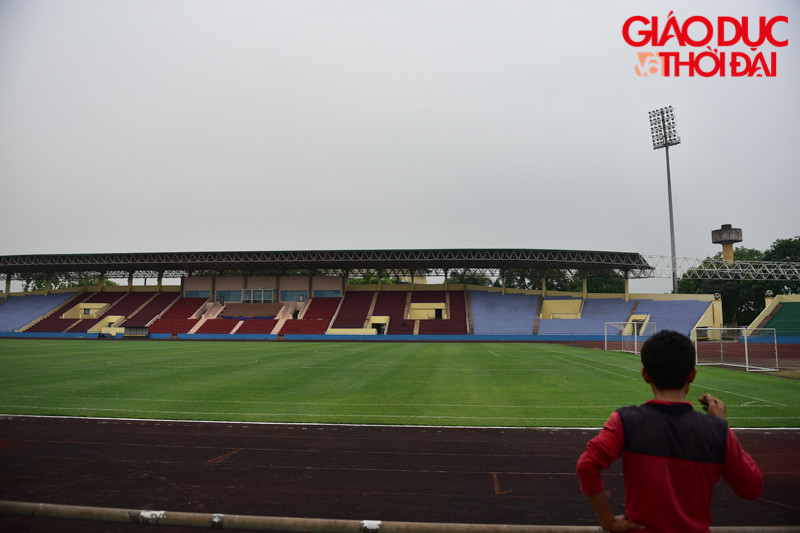 Hàng trăm người dân xếp hàng mua vé trận U23 Viêt Nam - U23 Myanmar ảnh 1