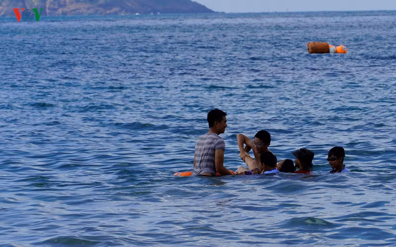 hoc sinh khong chi biet boi ma con can biet ky nang cuu nguoi duoi nuoc hinh 1