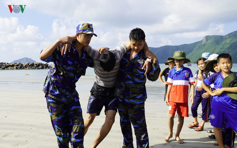 hoc sinh khong chi biet boi ma con can biet ky nang cuu nguoi duoi nuoc hinh 3