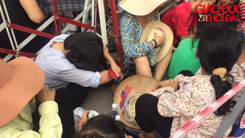 Hàng trăm người dân xếp hàng mua vé trận U23 Viêt Nam - U23 Myanmar ảnh 7