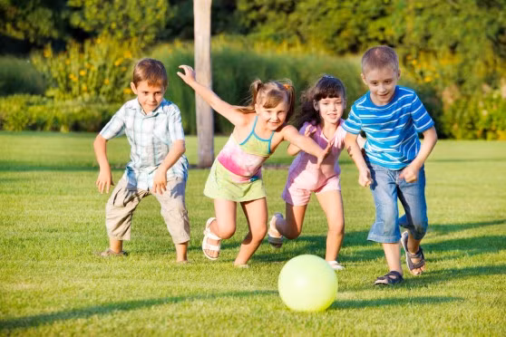 Người lớn đừng mang cách sống cũ kỹ để “ép khuôn” trẻ con