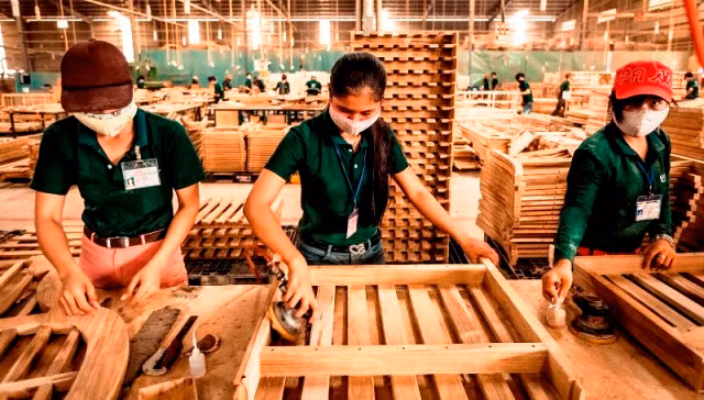 Mở rộng khung giờ làm thêm, người lao động có cơ hội tăng thu nhập, cải thiện đời sống. Ảnh: ILO.