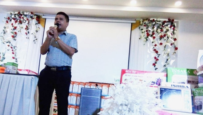 Người của Công ty Ishiba đang chào bán sản phẩm /// Ảnh: Người dân cung cấp