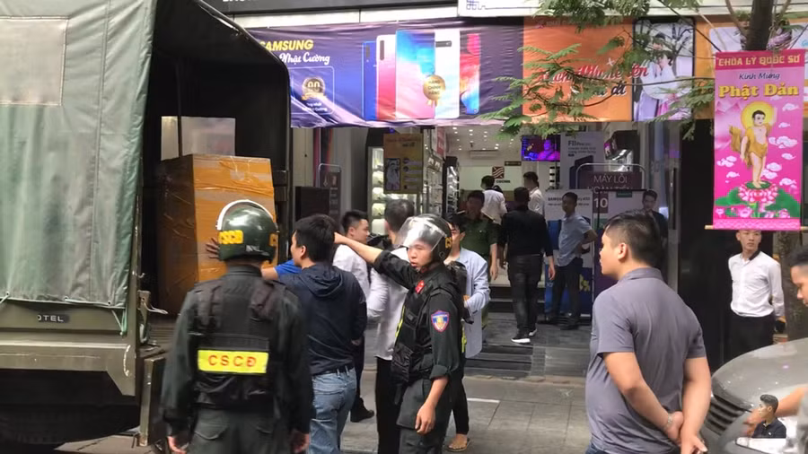 Công an tiến hành khám xét cửa hàng điện thoại Nhật Cường tại số 33 Lý Quốc Sư, quận Hoàn Kiếm (TP Hà Nội).