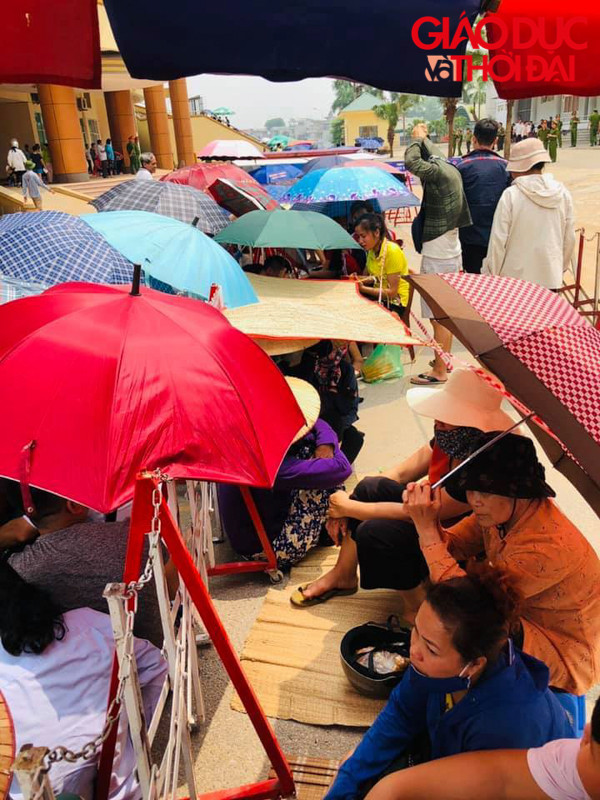 Hàng trăm người dân xếp hàng mua vé trận U23 Viêt Nam - U23 Myanmar ảnh 4