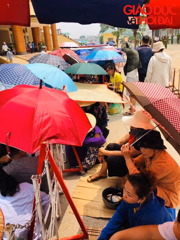 Hàng trăm người dân xếp hàng mua vé trận U23 Viêt Nam - U23 Myanmar ảnh 4