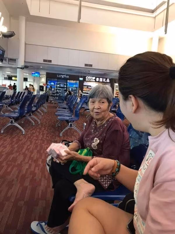 Cụ bà 76 tuổi giấu con cháu đi du lịch Thái Lan một mình bằng tiền tiết kiệm ảnh 1