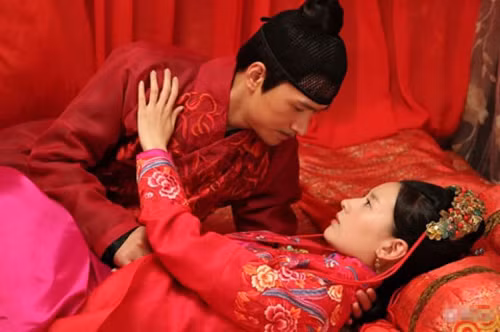 ky bi xung quanh nhung nghi thuc "dong phong hoa chuc" cua vua chua thoi xua hinh anh 1