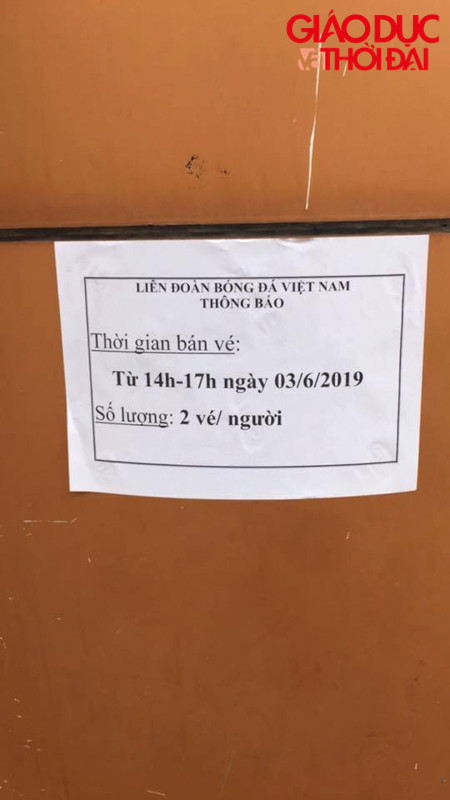 Hàng trăm người dân xếp hàng mua vé trận U23 Viêt Nam - U23 Myanmar ảnh 3