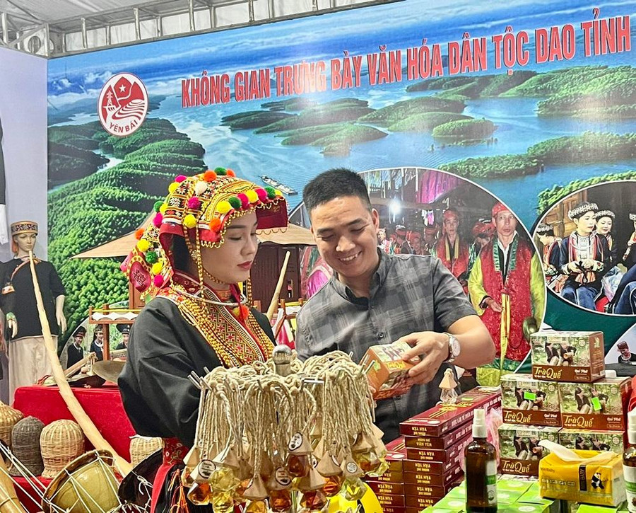 Nhiều sản phẩm địa phương được trưng bày trong Ngày hội. Nhiều sản phẩm địa phương được trưng bày trong Ngày hội.