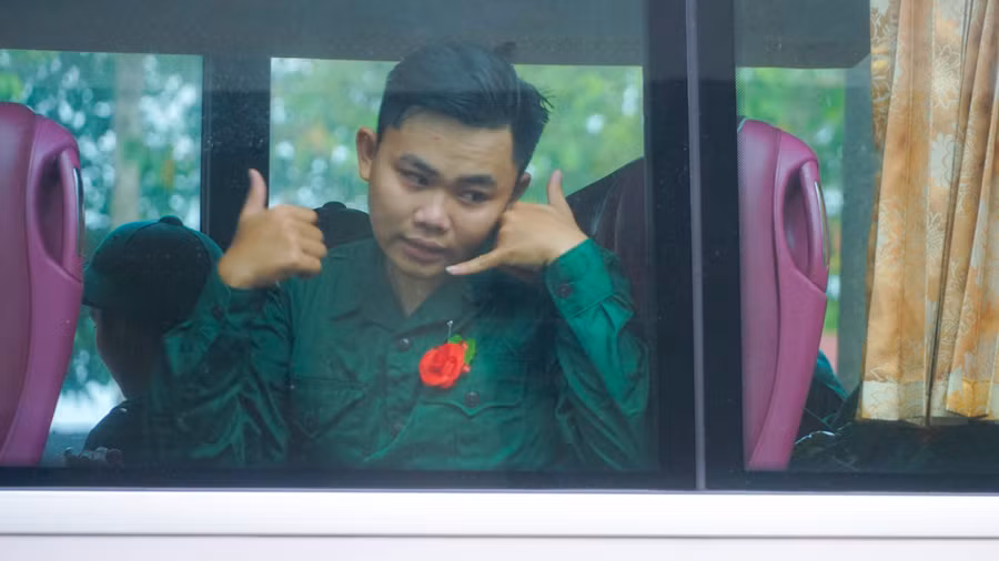 Khoảnh khắc tay chia tay gia đình, người thân lên đường nhập ngũ.