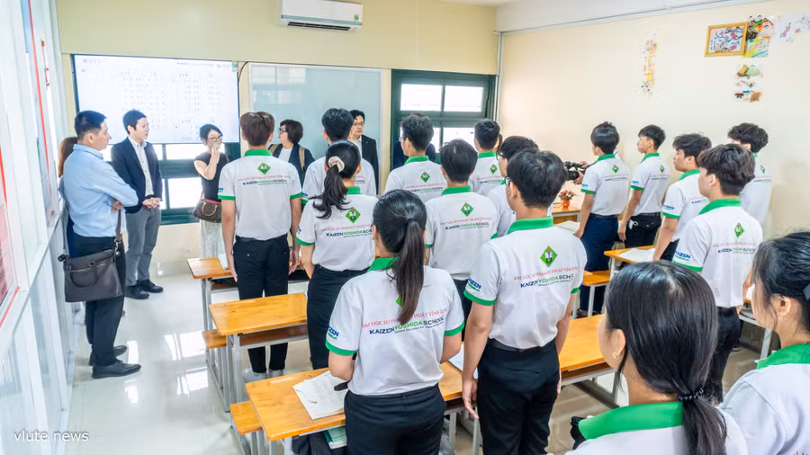 Đoàn ghé thăm một lớp học tại trường.